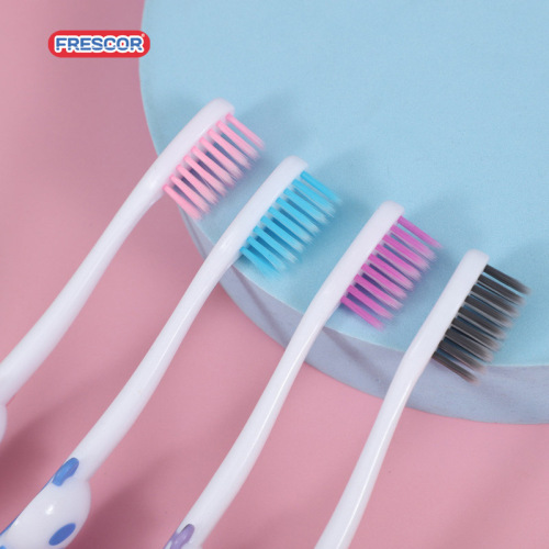 Escova de dentes para crianças de plástico para crianças de 2 a 4 anos aprovada por atacado