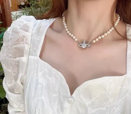 Light luxury pearl necklace