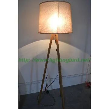 Tripod ash-wood floor light