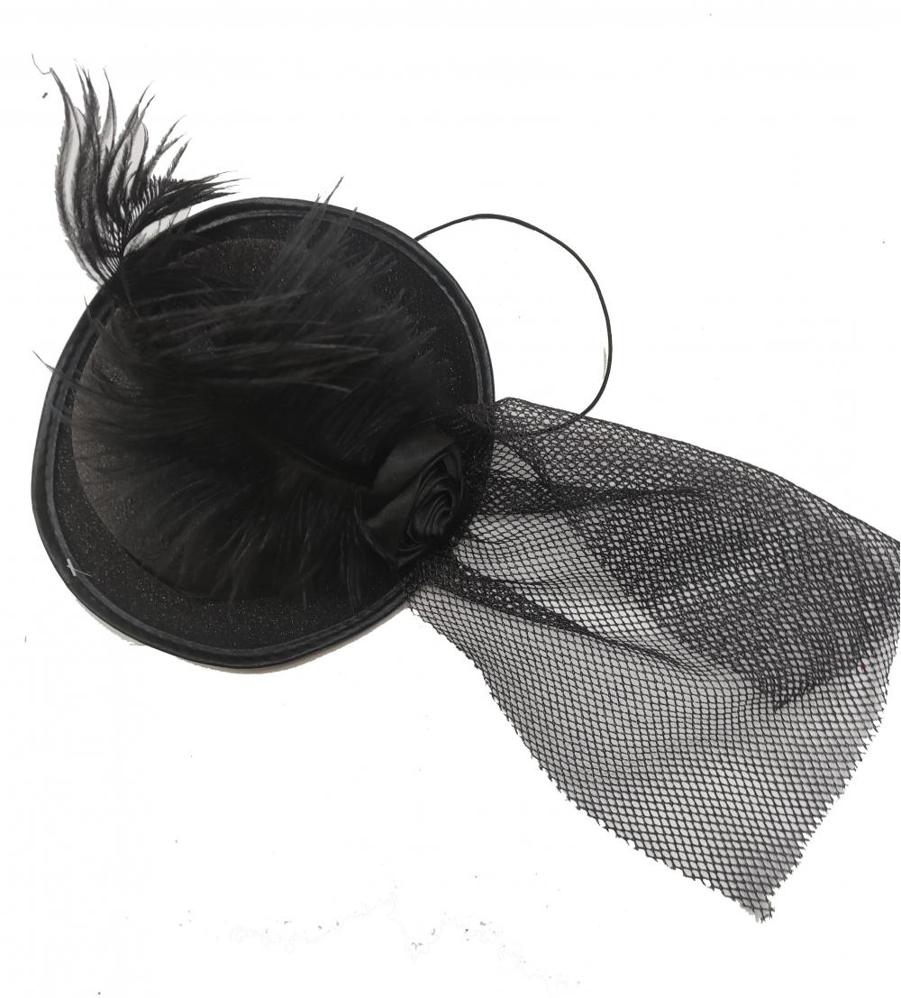 Cappello nero con abito in pizzo per palla mascherata