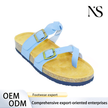 Sandalias azul claro de moda con textura única.