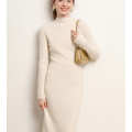 女性のタートルネックリブ付きニットセータードレス