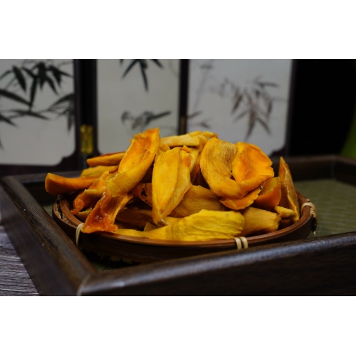 Kawałki suszonego mango dojrzewające w słońcu Yunnan