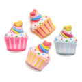 Kawaii Flatback Cute Cake Decorazione in resina Artigianato artificiale Cono dolce Cabochon Charms Simulazione Cibo Archi per capelli Accessorio