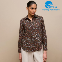 Camisa de solapa con estampado de leopardo de moda.