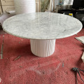 ミニマリストの白い大理石の丸いダイニングテーブル