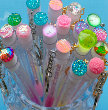 Unique Wholesale OEM Eyelash Spoolie Brush with Tube: Keychain Accessory for Beauty Enthusiasts