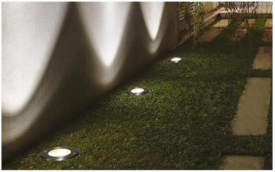 Outdoor underground light that leaks water