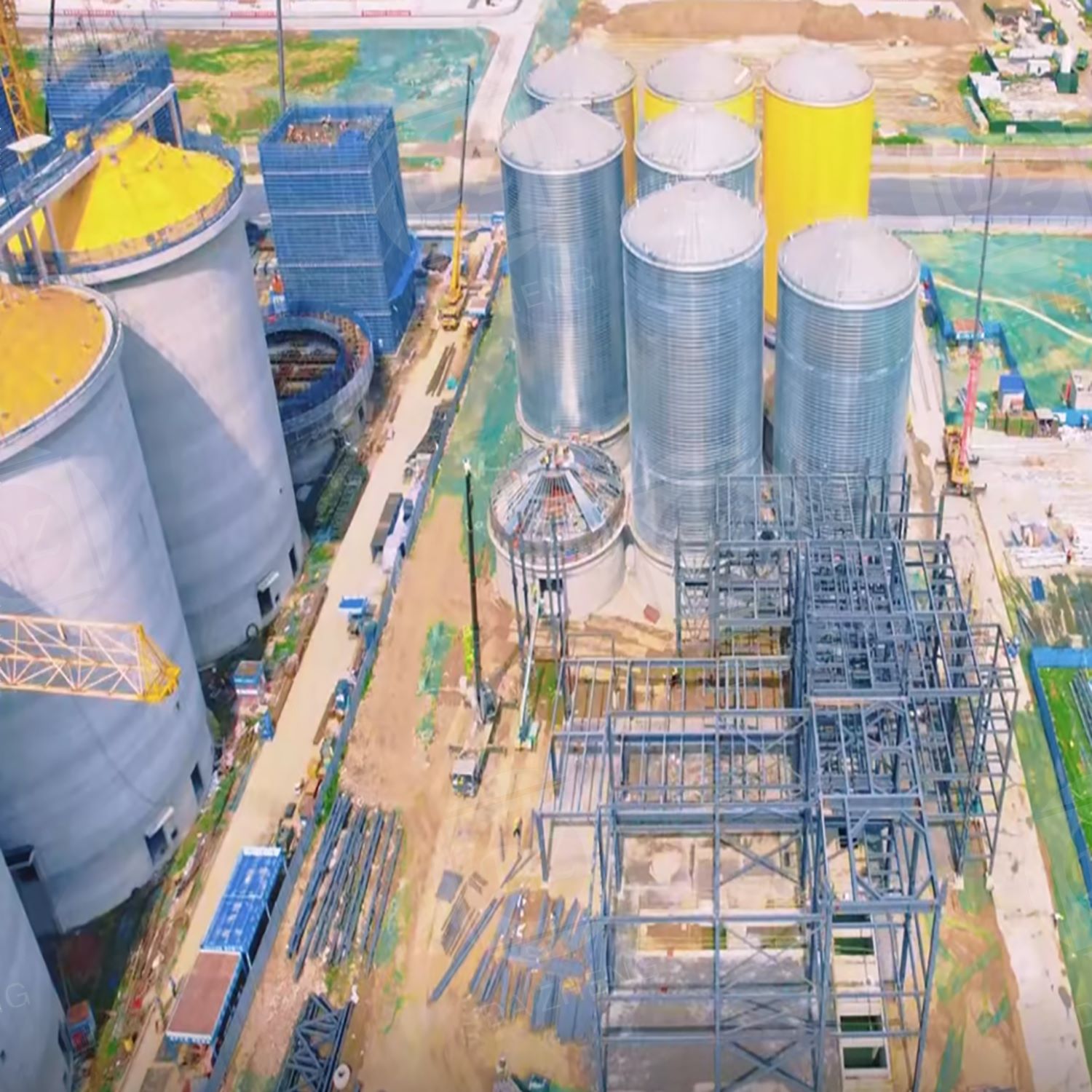 Intelligent monitoring type salt storage silo