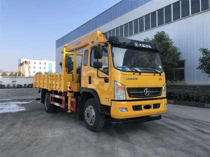 XCMG telescopic boom truck mounted 5T crane
