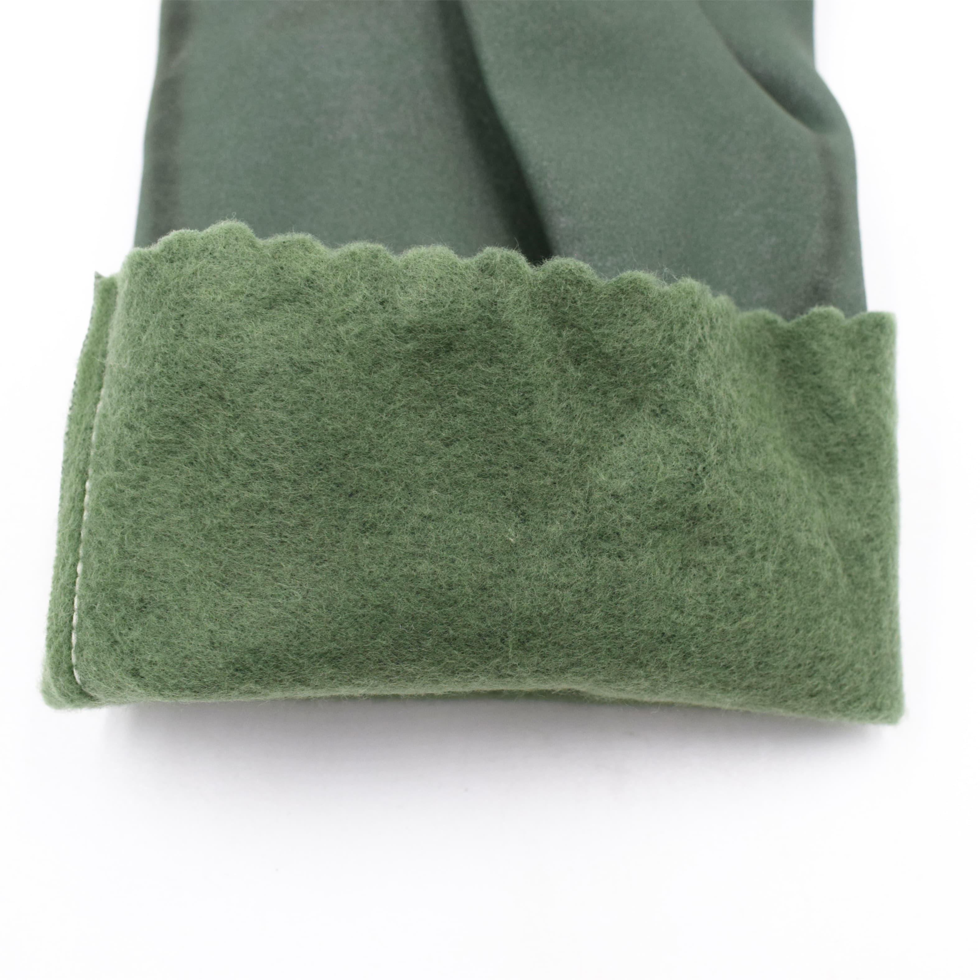 Cold and oil resistant gloves