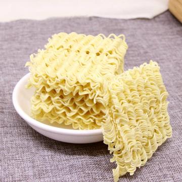 Noodles istantanei con sapore di pollo con pacchetto di sacchetti