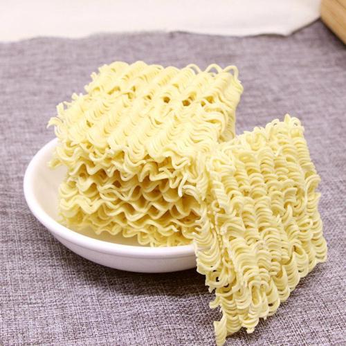 Noodles istantanei con sapore di pollo con pacchetto di sacchetti