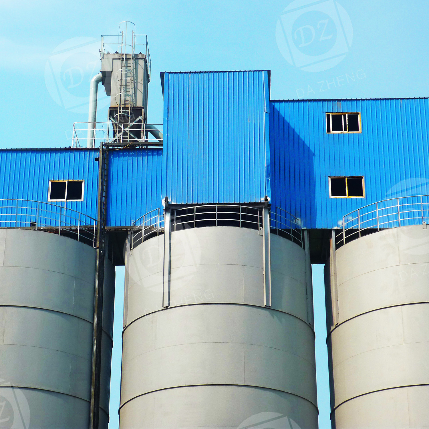 Cement storage silo for infrastructure sites