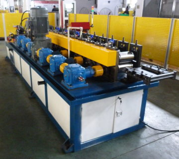 Machine de formation de profil d'ascenseur raidisseur