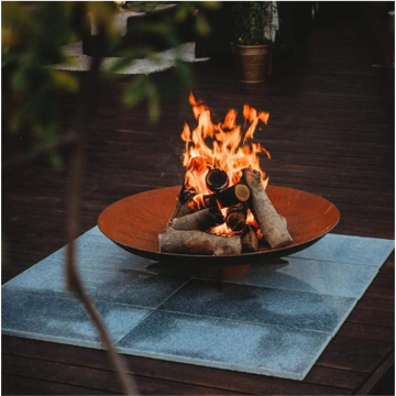Pit bowl di fuoco naturale a legna che brucia il legno