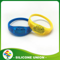 Il silicone su ordinazione di alta qualità ha condotto il wristband