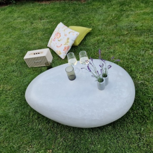 Unregelmäßiger glatte weiße Beton -Terrasse Tisch