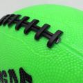 LED verte illumine un football lumineux brillant qui brille dans l'obscurité