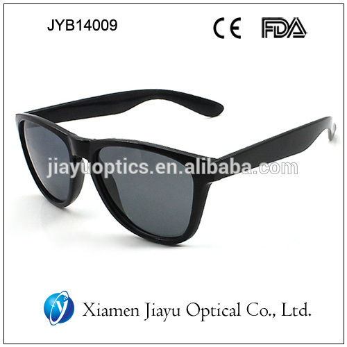 Plastic sunglasses branded with logo with CE marking