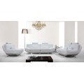 Sofá de couro branco luxuoso com base de cromo elegante