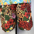 Blumenmuster -Surfbrettmänner schwimmen Shorts