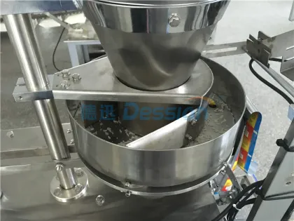 Instant noodles seasoning sachet packaging machine