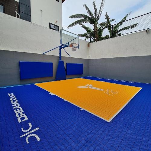 Canchas de baloncesto cubiertas y al aire libre