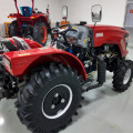 جرار بعجلات ديزل أحمر 4 × 4 للاستخدام الزراعي