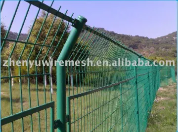 green wire mesh fence