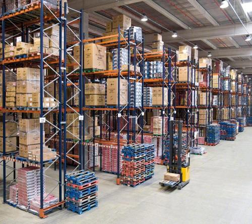 Lái xe trong hệ thống kệ pallet cho các trung tâm Logistics