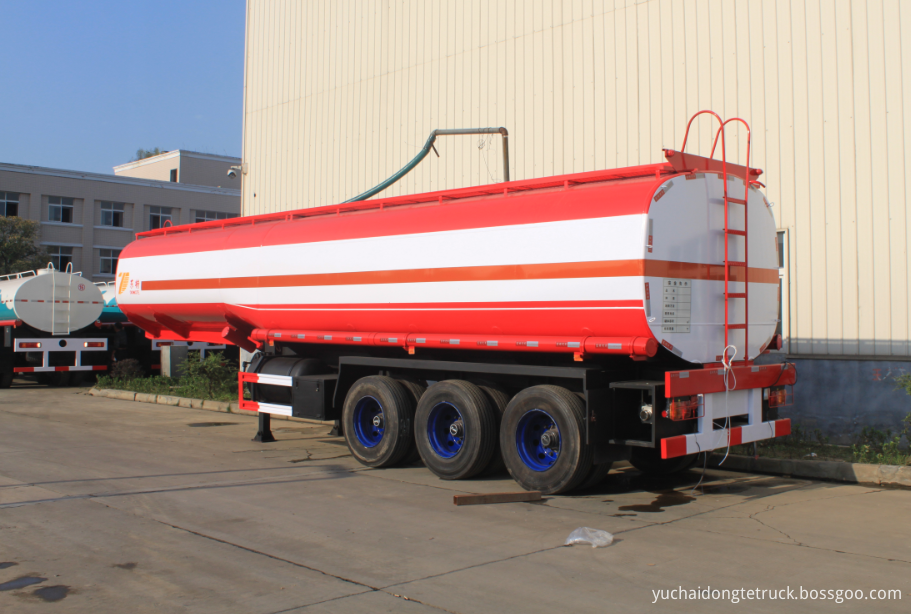 Thr axle fuel tank semi-trailer