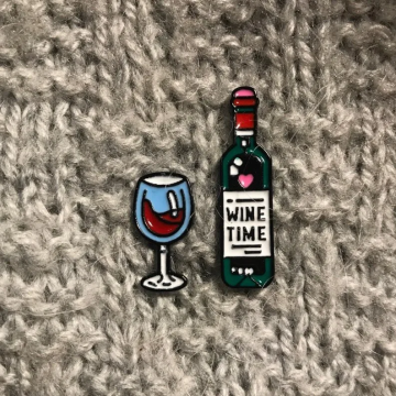 Metall süßer Wein und Flaschenschild Pin -Abzeichen