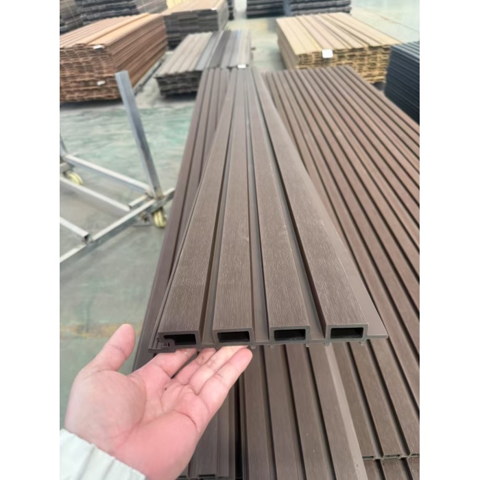 Wpc Outdoor Wall Panel ป้องกันปลวกป้องกันเชื้อราปลอดภัยสำหรับสภาพแวดล้อมที่มีความชื้นกลางแจ้ง