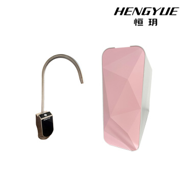 Elegante sistema de purificación de agua rosa
