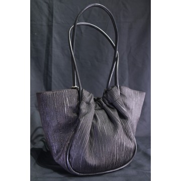 Bolso tote plisado de seda negro ICH hecho a mano