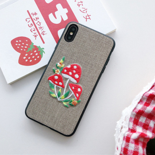 Couverture arrière de cas de téléphone TPU de champignon de broderie mignon