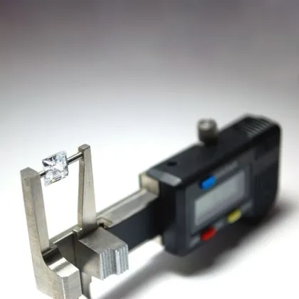 Digital Micrometer Caliper for Precision Gemstone Diameter Measurement