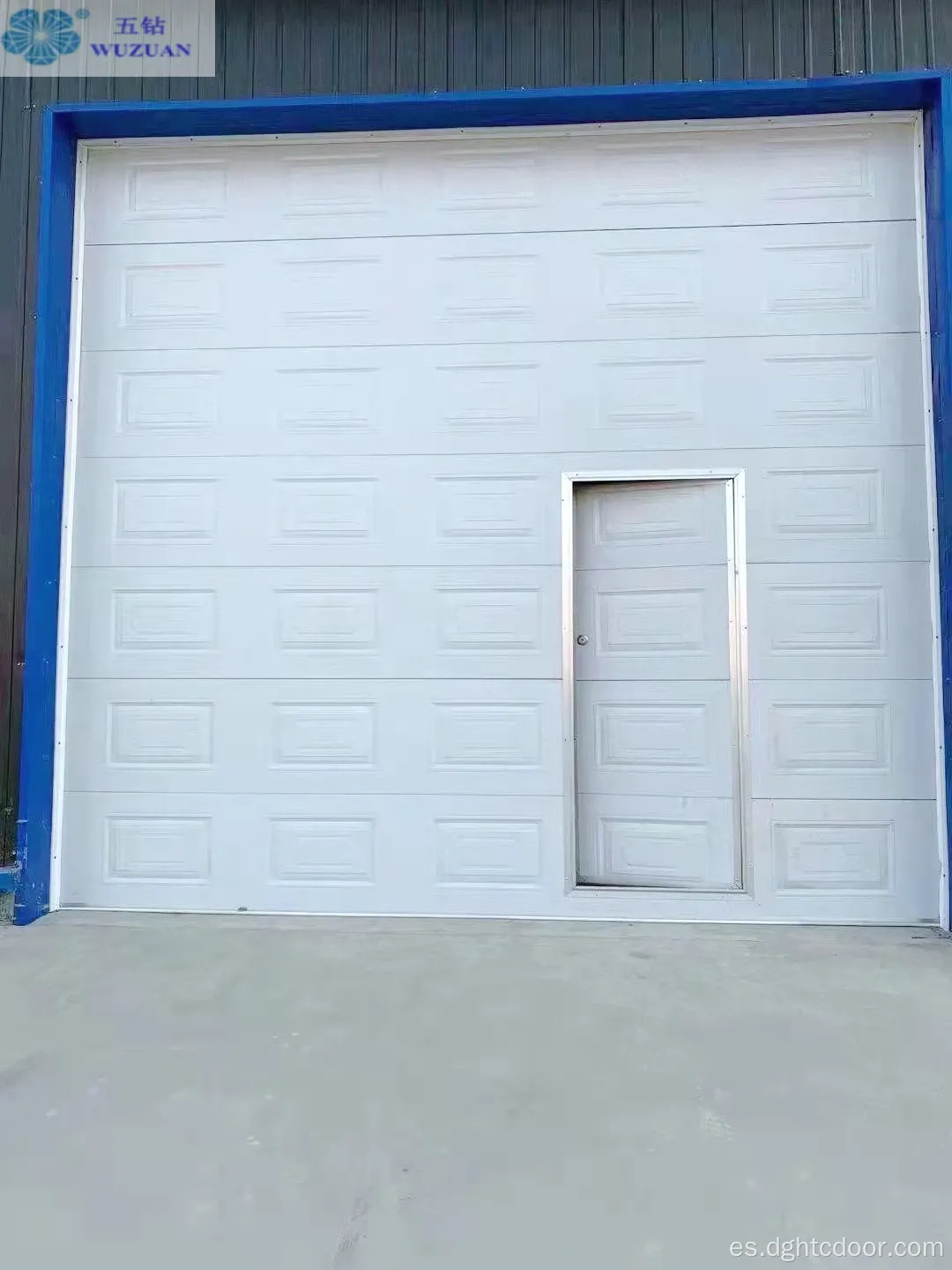Puerta de garaje seccional aislada de acero blanco con peatones