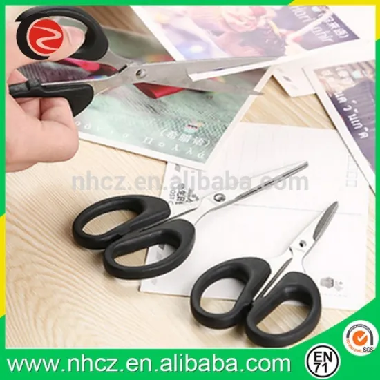 2016 Black child school use scissors