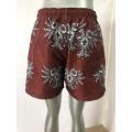 Roodachtige bruine retro totem heren strand shorts