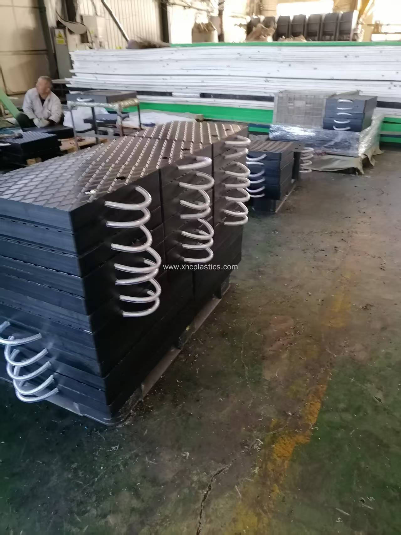 Outrigger pads for boom truck