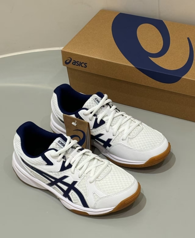 Shock-absorbing sports shoes