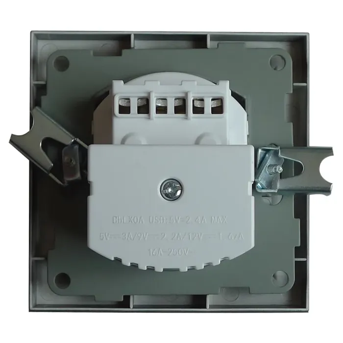 Soket Jerman Tipe UE dengan Tipe C