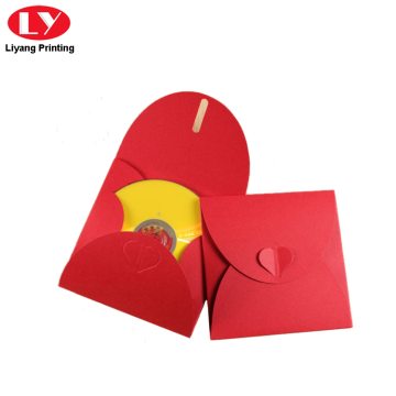 Enveloppe rouge personnalisée avec bouton coeur pour carte