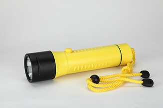 Q8 Professional direct charger ultrihigh bright long distance LED diving flashlight