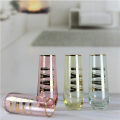 gekleurd champagne -glas met gouden rand