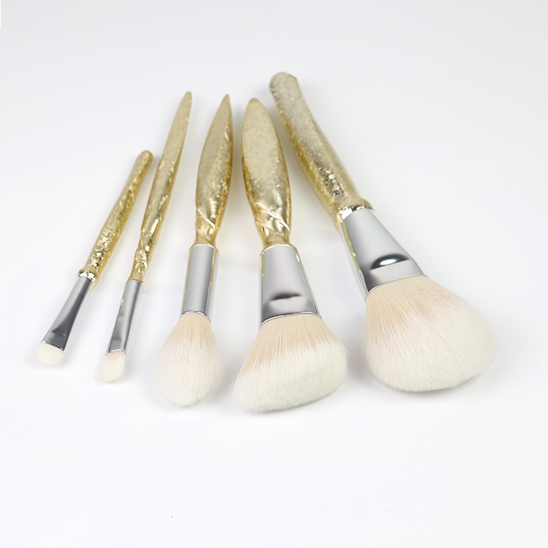 Fashionable and charming makeup brush set for beginners