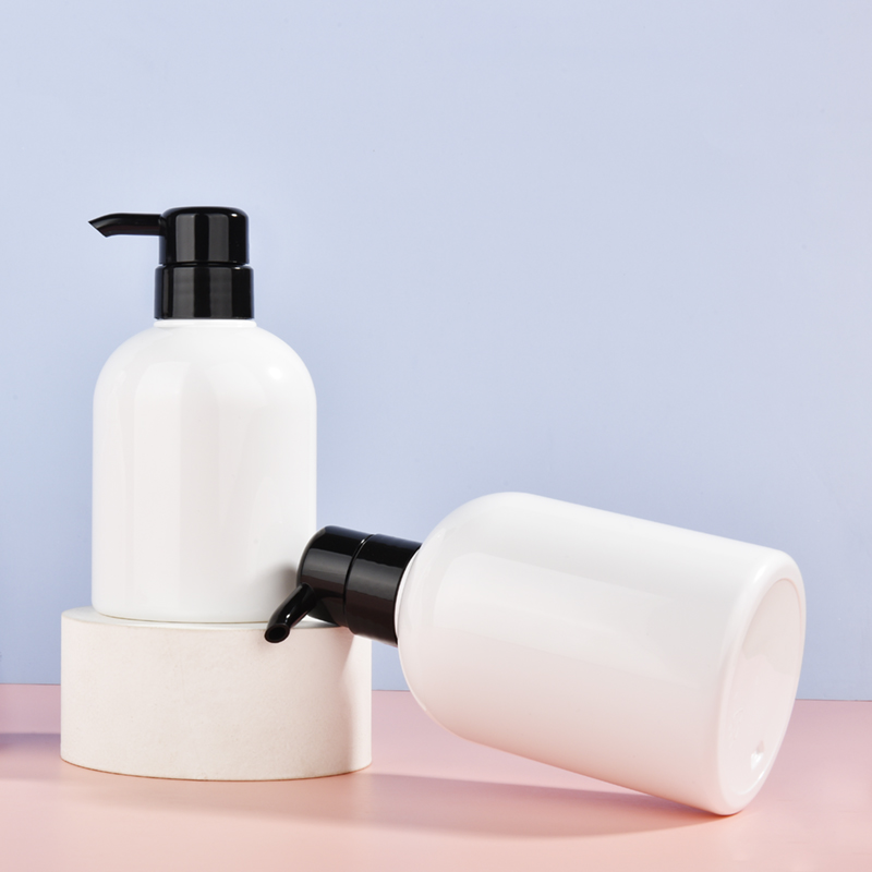 Bouteille de shampooing et gel douche et bouteille de désinfectant pour les mains