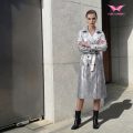 Langer Trenchcoat aus metallischem PU